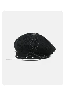 Detailansicht der schwarzen Punk Mesh Schnürbarette mit dekorativen Metallnieten.