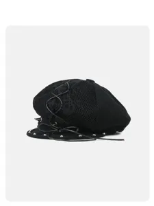 Schwarze Punk Style Barette mit Netzspitze, Leder Schnürung sowie coolen Metallnieten.