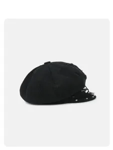 Schwarze Cord Schiebermütze mit Nieten und Riemen details, Punk Stil Detailansicht.