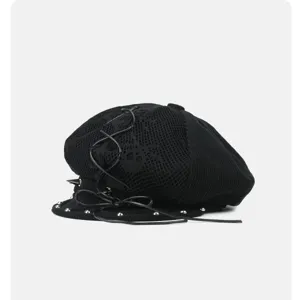 Schwarze Punk Oktogona Beret Mütze mit Netz und Nieten für Damen, cooler Streetwear Look.