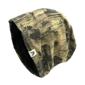 Gedetailleerd overzicht van de versleten camouflage slouchy muts met zachte zwarte voering.