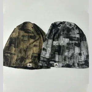 Gedetailleerd overzicht van versleten slouchy mutsen met tie-dye print in twee hippe kleuren.