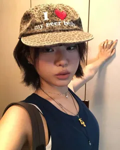 Détail de casquette léopard, design de slogan brodé, style streetwear vintage et rétro.