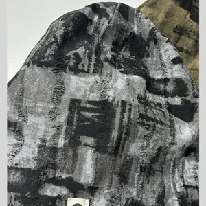 Gedetailleerde close-up van de vintage versleten gebreide muts met unieke tie-dye textuur.