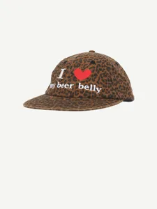 Casquette de baseball imprimé léopard avec broderie slogan, visière plate détail.