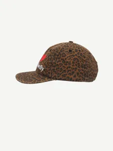 Vue détail de la casquette de baseball imprimé léopard vintage avec cœur rouge et broderie.