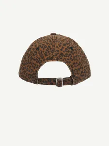 Vue arrière détaillée d'une casquette léopard rétro avec boucle en métal réglable.