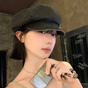 Japanese retro black newsboy hat for women, breathable summer beret with wide brim and sun protection.