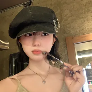 Japanese vintage style newsboy cap for women with metal chain pin, breathable summer beret.