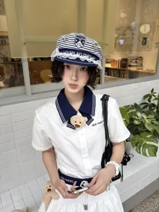Gros plan du chapeau marin rayé nautique japonais avec bordure en dentelle mignonne.