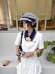 Ensemble chapeau de marin rayé nautique japonais avec chemise blanche mûre pour femmes.