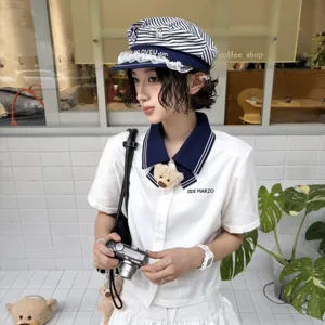Chapeau de marin rayé japonais et ensemble chemise à manches courtes avec ours en peluche.