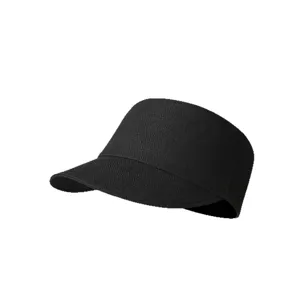 Dettaglio del berretto equestre nero in paglia, cappello estivo piatto traspirante.