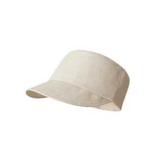Primo piano dettaglio berretto equestre piatto in finto lino beige, visiera estiva traspirante.