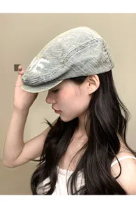 Vintage gewaschene Denim Schiebermütze für Damen, retro distressed Flatcap mit Buchstaben.
