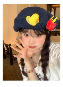 Boina vaquera bonita para mujer con decoración de peluche de pato amarillo y patatas.