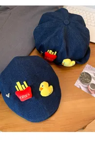Lindo sombrero de boina de mezclilla con patatas fritas y pato amarillo, elegante y chic.