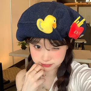 Bonita boina de mezclilla para mujer, con divertidos parches de peluche de pato y papas fritas.