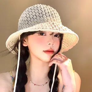 Beige gehaakte visserhoed voor dames, ademende zomerse zonnehoed met handige kinbandjes.