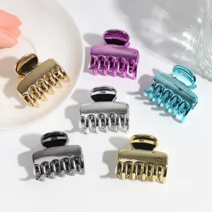 Nahaufnahme Detailansicht verschiedener metallischer Mini Haarklammern in glänzendem Finish