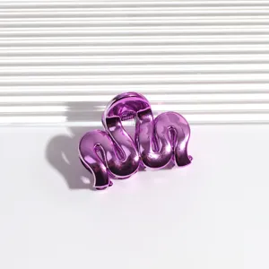 Lila metallische gewellte Haarklammer, stilvolles Mini-Haaraccessoire für tägliche Frisuren.