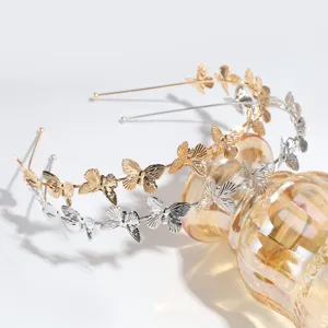 Vista detallada de la elegante diadema de mariposa de metal, accesorio para el pelo estilo elegante.