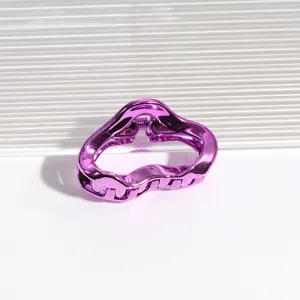 Violette metallische Haarklammer in Wolkenform, vielseitiges Haaraccessoire für den Alltag.