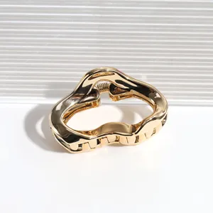 Detailaufnahme der goldenen Metall-Wolken-Haarklammer, minimalistisches Design für den Alltag.