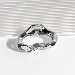 Detailaufnahme der minimalistischen silbernen metallischen Wolken Haarklammer mit Glanz.