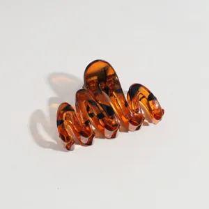 Nahansicht der glänzenden Schildpatt Haarklammer, stilvolles Harz welliges Design für das Styling.