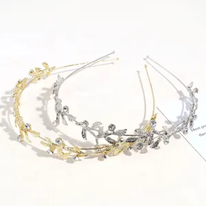 Detalle de diadema de hoja de estrass en oro y plata, accesorio de pelo de estilo de hada.