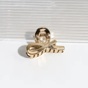Nahaufnahme des eleganten goldenen Metall-Haarklammerdetails mit glänzender Oberfläche.