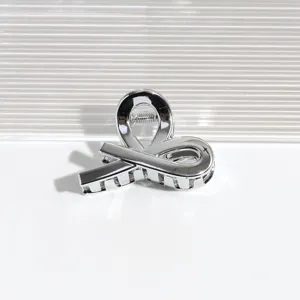 Silberne Metall Haarklammer mit geometrischem Design als stylisches Haar-Accessoire.