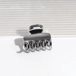 Silberne Metall Haarklammer minimalistisches kleines Haaraccessoire fuer taegliches Styling
