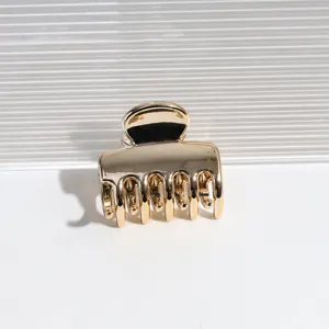 Nahaufnahme einer goldenen Mini Haarklammer aus Metall mit glänzender Oberfläche für Haare.