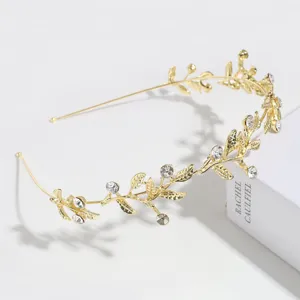 Detalle de diadema de hojas de estrás doradas, accesorio de pelo elegante para mujer y diario.
