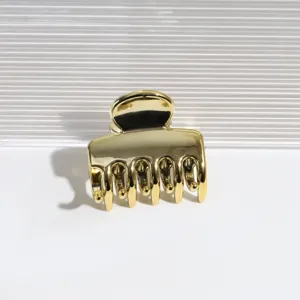 Goldene Metall Haarklammer, minimalistisches Wolken Design Haaraccessoire fuer Alltagsstyling.