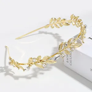 Detalle de diadema strass hoja oro, elegante accesorio cabello novia para mujeres y niñas.