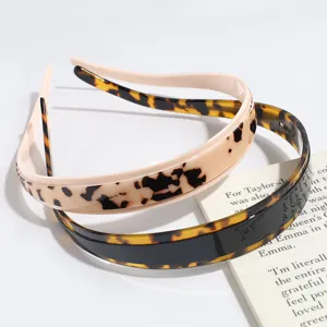 Detail shot of stylish spliced leopard print hairbands with anti-slip teeth, elegant design.