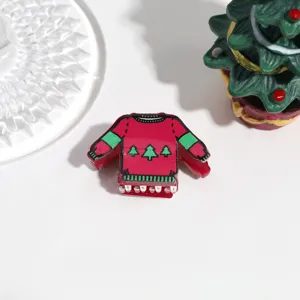 Dettaglio molletta per capelli maglione natalizio, graziosa pinza in acetato rosso verde.