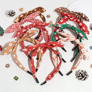 Serre-tête de Noël festif avec nœud, imprimé Père Noël et flocons. Vue détaillée des accessoires.