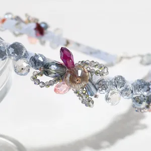 Vue rapprochée du serre-tête en perles de cristal avec design floral en pierres précieuses.