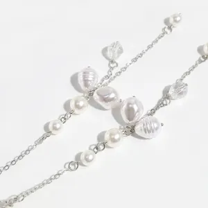 Détail exquis de chaîne en argent perle cristal gland accessoire de cheveux élégant.