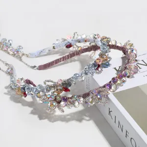 Gros plan sur le serre-tête étincelant en perles de cristal avec délicates chaînes de strass.