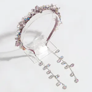 Vue detaillee du serre-tete en cristal perle brillant avec des chaines de glands elegantes.