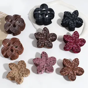 Set de pinces à cheveux fleur floquée avec des motifs carreaux et léopard élégants.