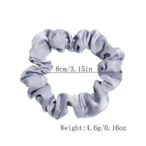 Chouchou en satin violet clair, élégant élastique pour cheveux au quotidien pour femmes.