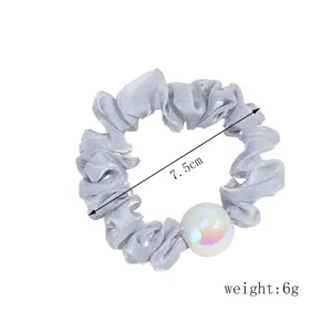Chouchou de cheveux en satin gris avec grande perle, élastique de 7.5cm pour queue de cheval.