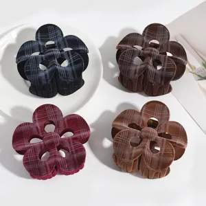 Vue détaillée de la pince à cheveux fleurie à carreaux, accessoire rétro élégant.