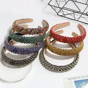 Gros plan détaillé de serres-tête rembourrés de strass étincelants aux couleurs vives pour fêtes.